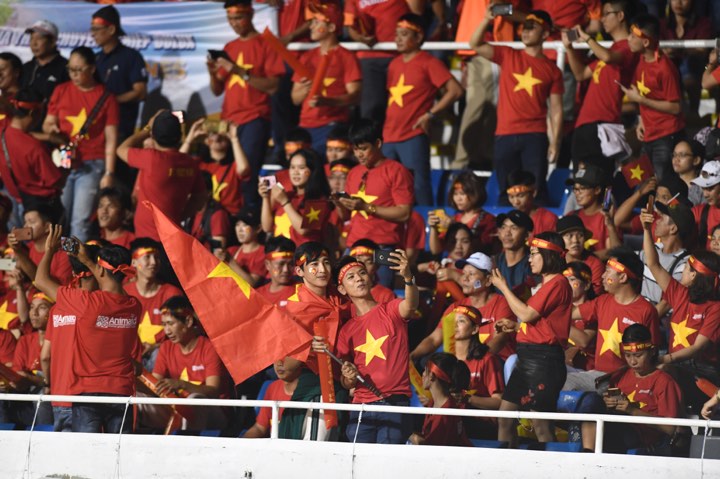 Cổ động viên vào sân tiếp lửa cho U22 Việt Nam